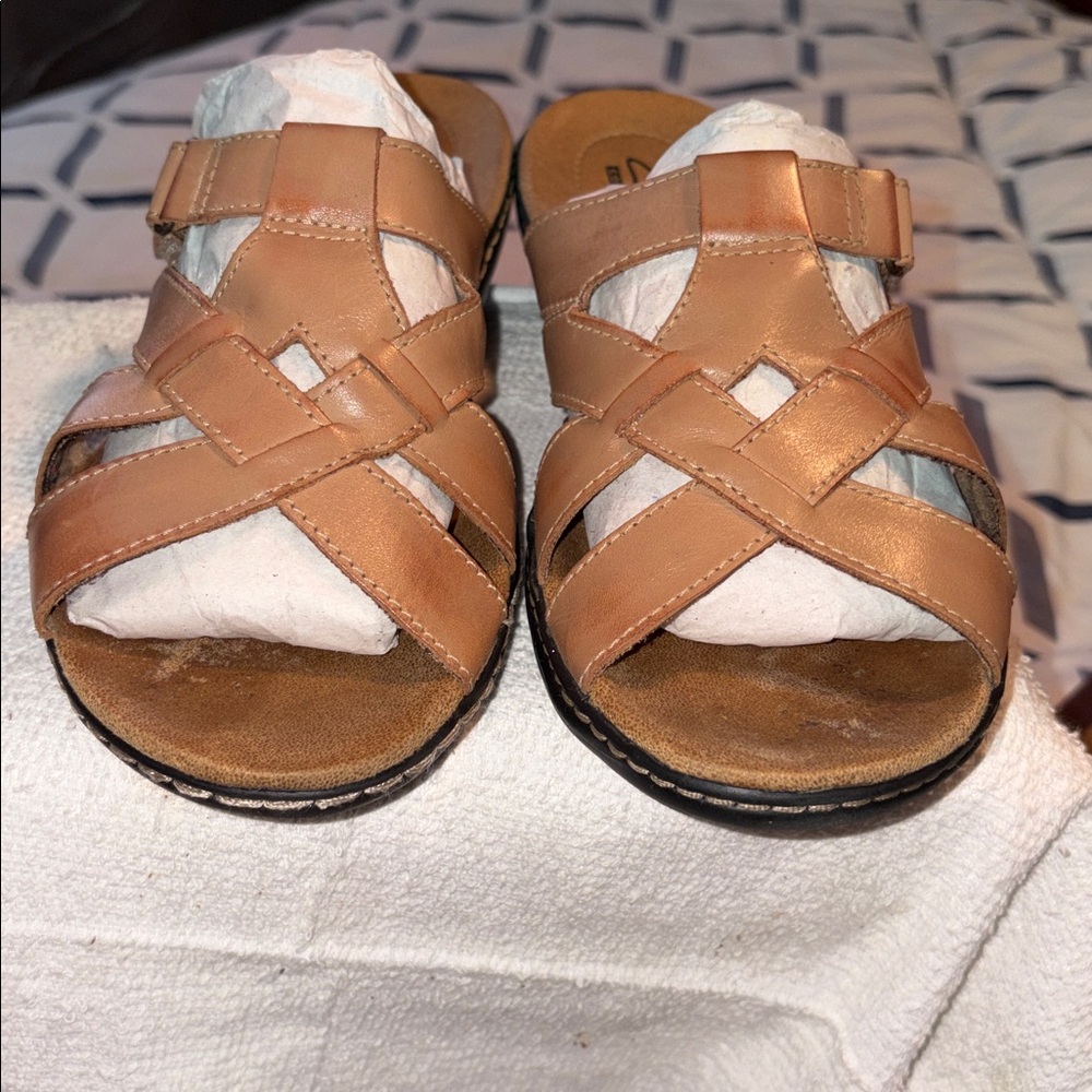 Clark’s  Nice and Comfy tan color Leather Sandals